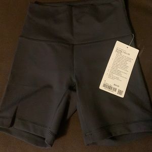 COPY - Lululemon sunder train hr short 6”